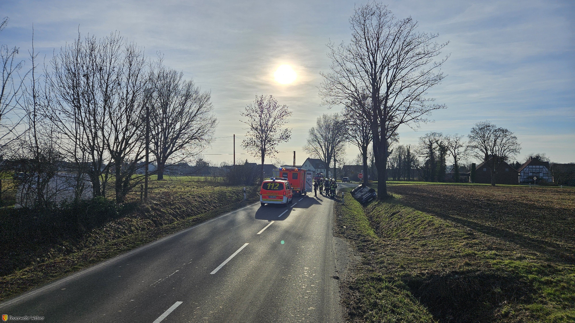 PKW überschlagen, Person fraglich eingeklemmt